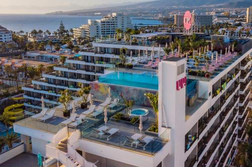 an aerial view of a building with a swimming pool at Spring Hotel Bitácora in Playa de las Americas