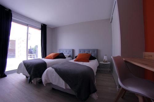 - 2 lits dans une chambre avec fenêtre dans l'établissement House 35 minutes from Futuroscope, à Saint-Jean-de-Sauves
