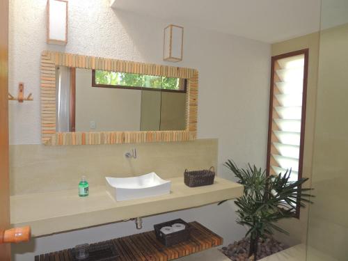 阿拉亞爾達茹達的住宿－Morada das Marés，一间带水槽和镜子的浴室