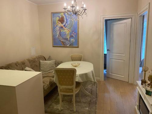 - un salon avec une table et un canapé dans l'établissement Piliamesčio apartamentai, à Kaunas