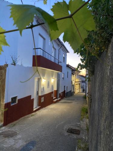 a street in a town with a building at CASA DA `VÓ MICAS in Cardeal
