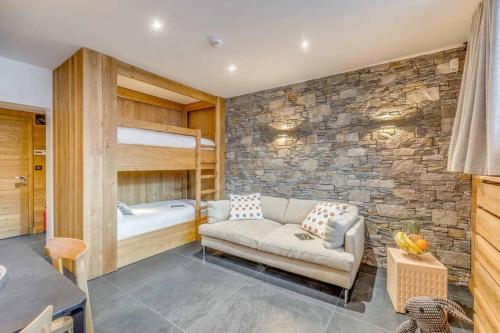 una camera con letto e divano di Cosy apartment 2 - 6 persons a Tignes