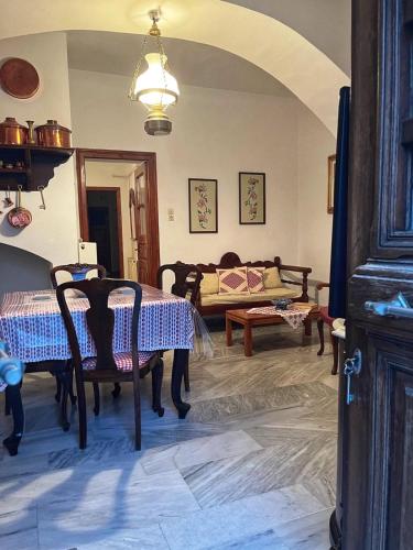 Гостиная зона в Partarolos Traditional House