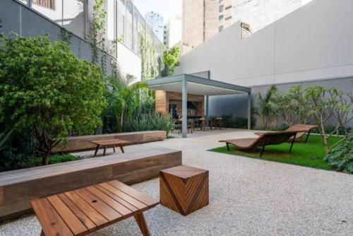 a park with benches and benches in a building at Liberdade SP a 250m do metrô in Sao Paulo