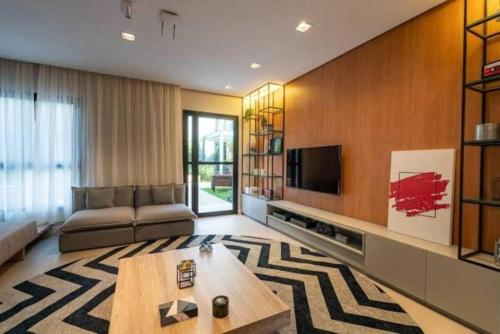 a living room with a couch and a tv at Liberdade SP a 250m do metrô in Sao Paulo
