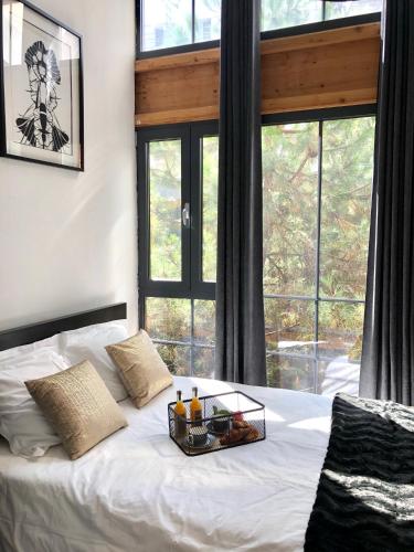 - un lit avec un plateau de nourriture dans l'établissement Magnifique LOFT Appartement Chalet Climatisé Buttes Chaumont, à Paris