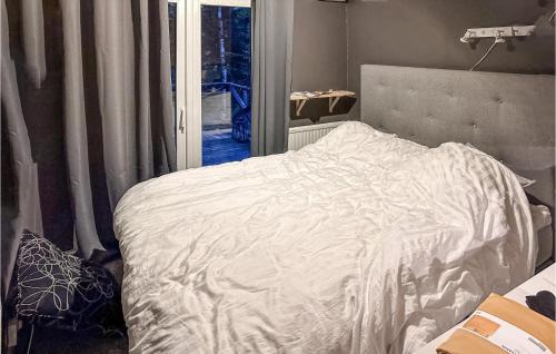 - un lit avec une couette blanche dans une chambre dans l'établissement 1 Bedroom Cozy Home In rkelljunga, à Orkelljunga