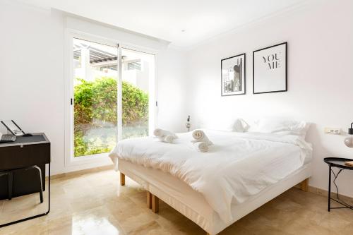 A bed or beds in a room at Luxury & Sunny Apartment with Breathtaking View in Marbella East