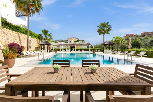 Luxury & Sunny Apartment with Breathtaking View in Marbella East