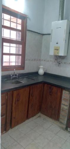 eine Küche mit einem Waschbecken und einem Fenster in der Unterkunft Casa cercana al Estadio Madre de Ciudades in Santiago del Estero