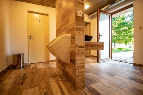 ein Bad mit einem Urinal an der Wand in der Unterkunft Residence Safari Resort - Magic Bus in Borovany