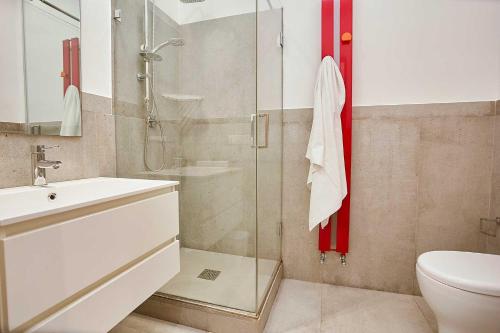 パレルモにあるKMC suites - Yellowのバスルーム(シャワー、洗面台、トイレ付)