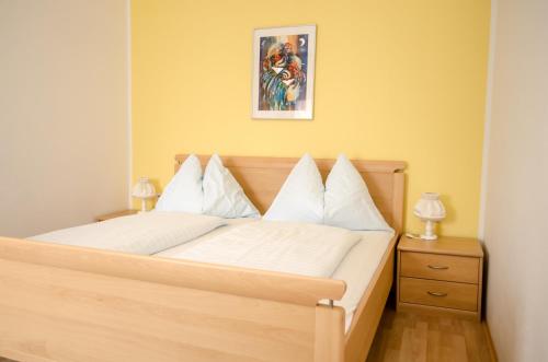 Een bed of bedden in een kamer bij Ferienappartements Sonnenhügel