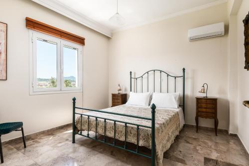 una camera con letto e finestra di Villa Anastasia by Konnect with Private Pool & Outdoor Spa Tub ad Ágios Ioánnis