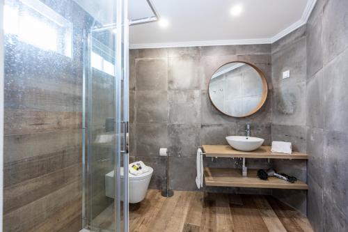 un baño con lavabo y espejo en Casa Albardeira 1 by Seewest, en Lagos