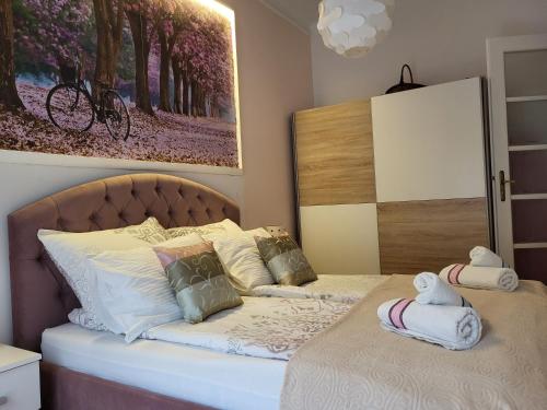 um quarto com uma cama com duas toalhas em Grand Apartman San with garage em Saraievo
