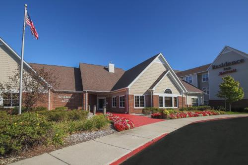 een huis met een vlag aan de straatkant bij Residence Inn by Marriott Flint Grand Blanc in Flint