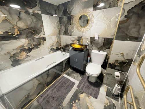 La salle de bains est pourvue d'une baignoire, de toilettes et d'un lavabo. dans l'établissement Halifax central shortstay, à Halifax