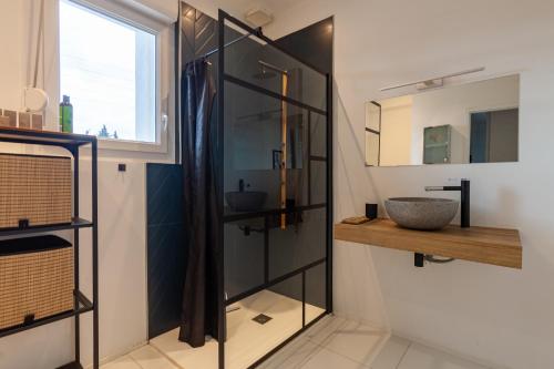 ein Bad mit einem Waschbecken und einem Spiegel in der Unterkunft Baraka in Salon-de-Provence