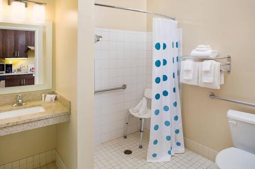 ein Bad mit einem WC und einer Dusche in der Unterkunft TownePlace Suites by Marriott Fayetteville N / Springdale in Johnson