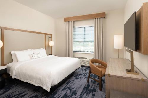 pokój hotelowy z łóżkiem i telewizorem w obiekcie Fairfield Inn & Suites Vero Beach w mieście Vero Beach