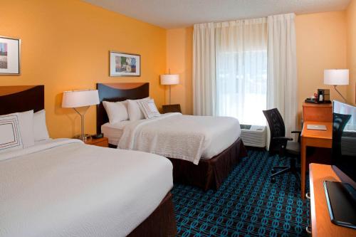 een hotelkamer met 2 bedden en een televisie bij Fairfield Inn & Suites by Marriott Denver Tech Center/ South in Highlands Ranch