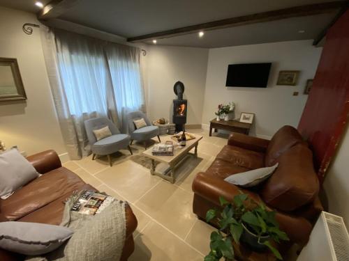 TV a/nebo společenská místnost v ubytování Beautiful 3 bed cottage in Lymington. Perfectly located for Coast and New Forest