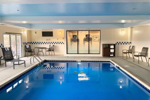 una gran piscina con sillas y una mesa en Fairfield Inn & Suites by Marriott Denver Tech Center/ South en Highlands Ranch