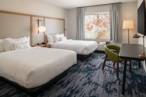 Fairfield Inn & Suites by Marriott Wenatchee في ويناتشي: غرفة فندقية بسريرين ومكتب ونافذة