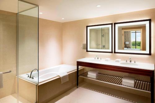 ein Bad mit einer Badewanne, einem Waschbecken und einer Dusche in der Unterkunft Sheraton Austin Georgetown Hotel & Conference Center in Georgetown