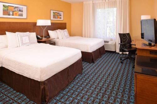 Habitación de hotel con 2 camas y TV de pantalla plana. en Fairfield Inn & Suites by Marriott Anderson Clemson, en Anderson