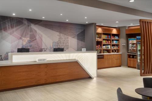 een lobby van een apotheek met een grote muurschildering op de muur bij SpringHill Suites by Marriott Atlanta Northwest in Atlanta