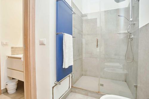 パレルモにあるKMC suites - Purpleのバスルーム(ガラス張りのシャワー、トイレ付)