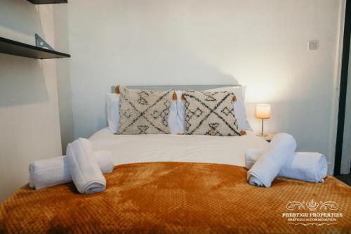 バロー・イン・ファーネスにあるAinslie St by Prestige Properties SAのベッドルーム1室(大きな白いベッド1台、枕2つ付)