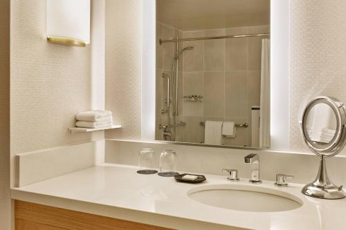 uma casa de banho com um lavatório e um espelho em Sheraton Portland Airport Hotel em Portland