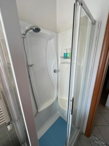 una doccia con porta in vetro in bagno di Victoria's House a Rapallo