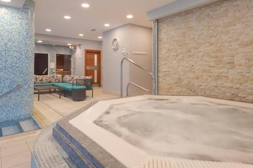 uma banheira de hidromassagem no meio de um quarto em Delta Hotels by Marriott Cheltenham Chase em Cheltenham