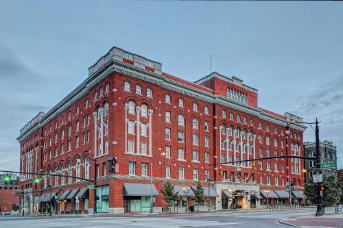 un gran edificio de ladrillo rojo en la esquina de una calle en The Westin Great Southern Columbus, en Columbus