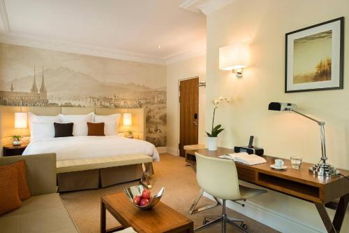 ein Hotelzimmer mit einem Bett und einem Schreibtisch in der Unterkunft Renaissance Lucerne Hotel in Luzern