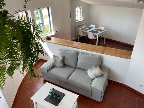 un soggiorno con divano e tavolo di NO CEU - A fully private flat in the sky with Ocean view ad Atouguia da Baleia