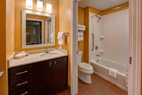 La salle de bains est pourvue d'un lavabo, de toilettes et d'une baignoire. dans l'établissement TownePlace Suites by Marriott Hattiesburg, à Hattiesburg