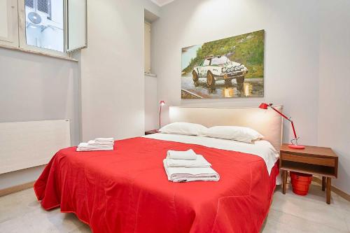 パレルモにあるKMC suites - Redの赤いベッド1台(赤い毛布付)が備わるベッドルーム1室が備わります。