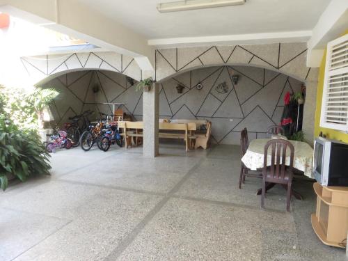 帕科坦Apartments Tonka的一个带桌椅和墙壁的庭院