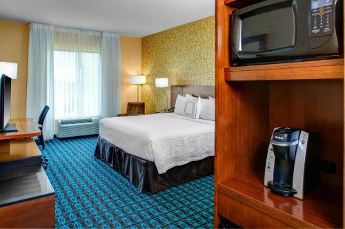 Habitación de hotel con cama y TV de pantalla plana. en Fairfield Inn & Suites by Marriott Atlanta Stockbridge en Stockbridge
