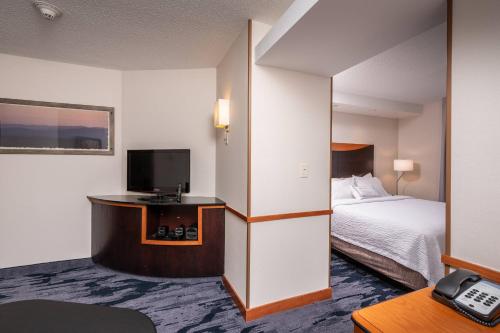 מיטה או מיטות בחדר ב-Fairfield Inn and Suites by Marriott New Bedford