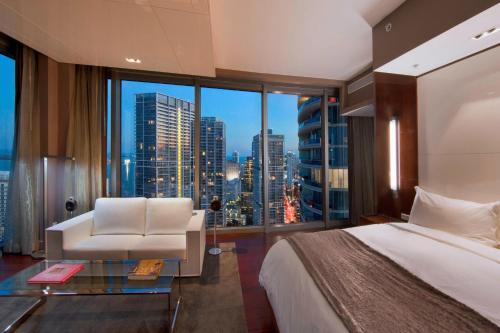 um quarto de hotel com uma cama e uma grande janela em Hotel Beaux Arts, Autograph Collection em Miami