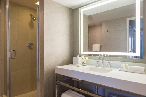 uma casa de banho com um lavatório e um chuveiro em Renaissance Chicago Downtown Hotel em Chicago
