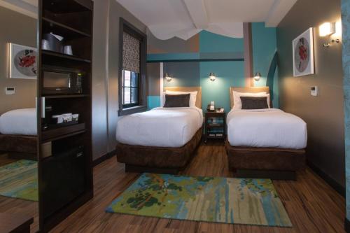 フィラデルフィアにあるFairfield Inn & Suites by Marriott Philadelphia Downtown/Center Cityのベッド2台とテレビが備わる客室です。