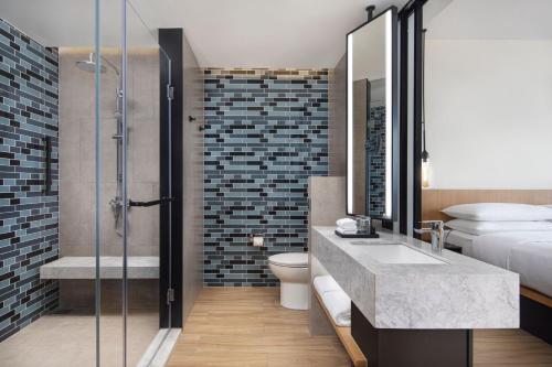 Bathroom sa Fairfield by Marriott Hangzhou Xiaoshan