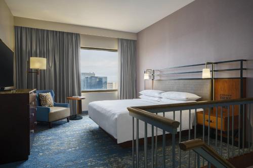 艾迪生的住宿－達拉斯洲際酒店，酒店的客房 - 带一张床、椅子和窗户